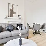 Modern 2 Bedroom Apartment In Central Cheltenham