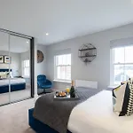 Elliot Oliver - Luxury Three Bedroom Town Centre Apartment With Parking