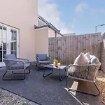 Elliot Oliver - 2 Bedroom Garden Apartment With Parking