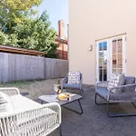 Elliot Oliver - 2 Bedroom Garden Apartment With Parking