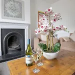 Fabulous, Vibrant, Town House, Central Bath Road