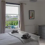 Fabulous, Vibrant, Town House, Central Bath Road