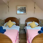 Stylish 3 Bed Cotswold Cottage With Stunning Views