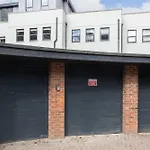 Elliot Oliver - Comfortable Five Bedroom Town Centre House With Garden & Garage