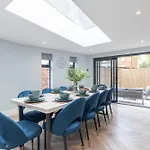 Elliot Oliver - Comfortable Five Bedroom Town Centre House With Garden & Garage