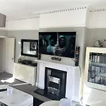 Beautiful & Vast Central Apartment Free Parking