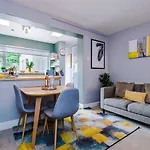 Lovely Home In Cheltehnam Parking & Great Location
