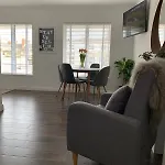 Best Located Flat In Cheltenham And Free Parking