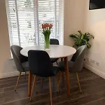 Best Located Flat In Cheltenham And Free Parking