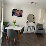 Best Located Flat In Cheltenham And Free Parking