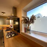 Cosy 3 Bedroom House, Bath Road, Cheltenham