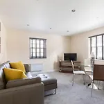 Ground Floor 2 Bedroom Town Centre Apartment