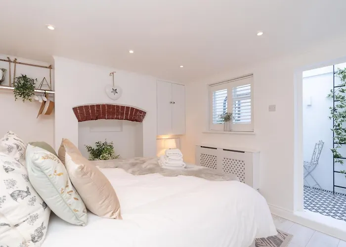 Central Apartment - With Patio And Sofa Bed!