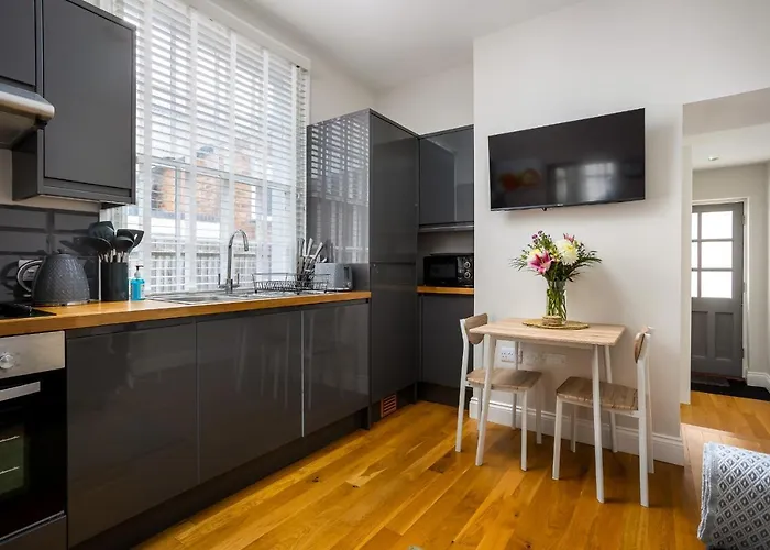 Contemporary Ground Floor Apartment - Town Centre With Parking!