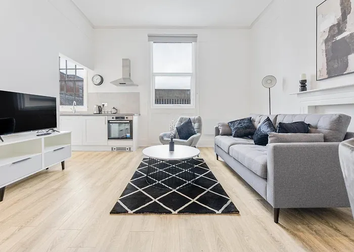 Modern 2 Bedroom Apartment In Central Cheltenham