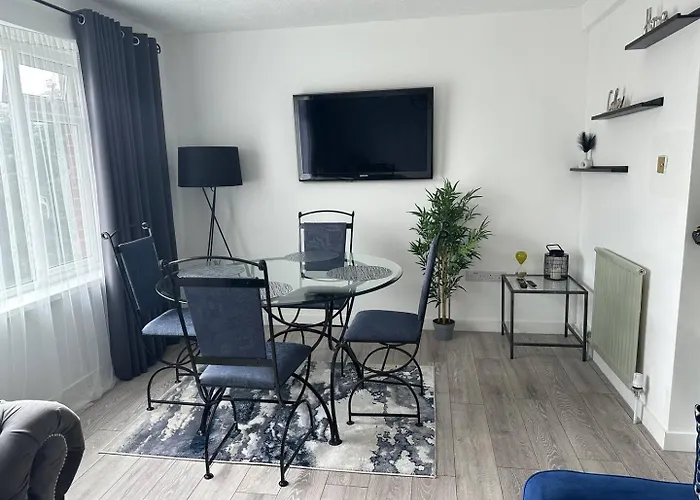 Sunny Apartment In Cheltenham