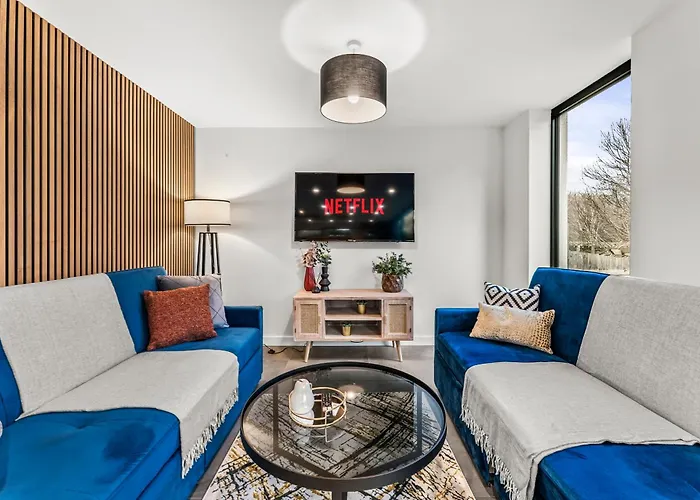 Elegant Retreat In Cheltenham - Garden & Parking Included