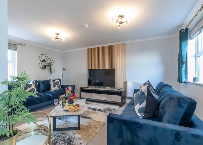 Elliot Oliver - Comfortable Five Bedroom Town Centre House With Garden & Garage
