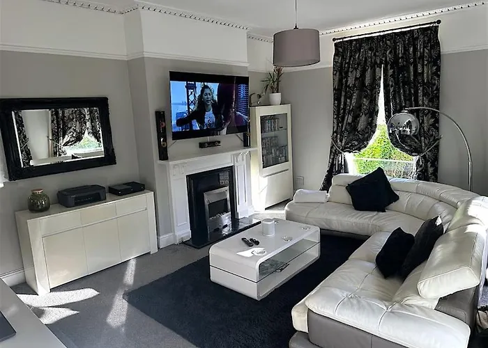 Beautiful & Vast Central Apartment Free Parking