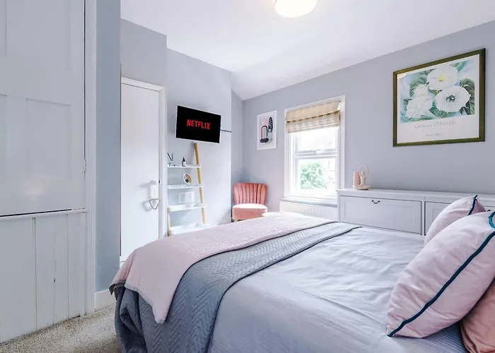 Lovely Home In Cheltehnam Parking & Great Location