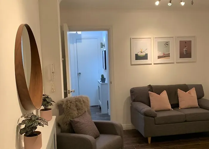 Best Located Flat In Cheltenham And Free Parking