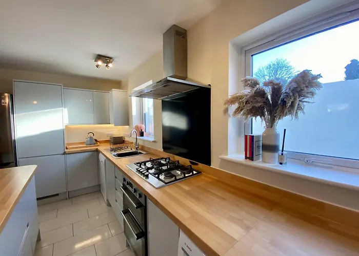 Cosy 3 Bedroom House, Bath Road, Cheltenham