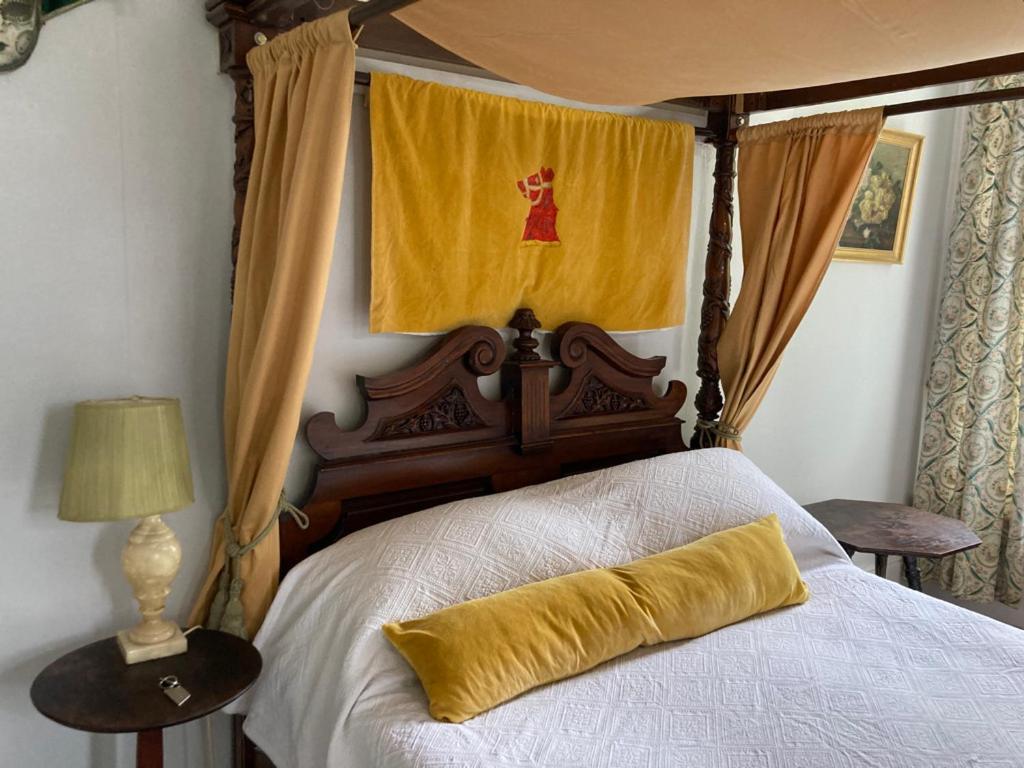 Bohemian Regency Four Poster Homestay Cheltenham