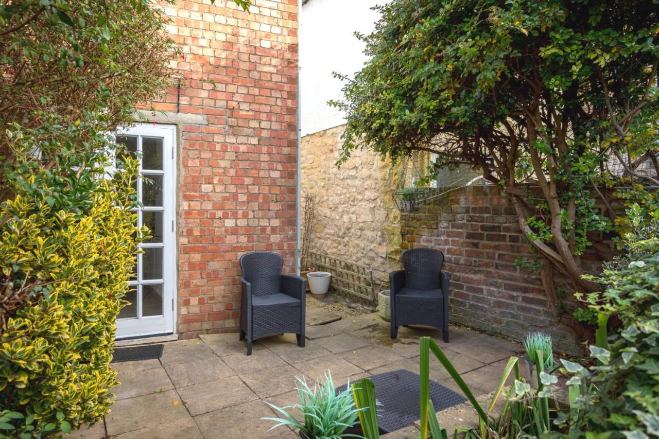 Curb - Sandford Street - Town Centre Chic Holiday home