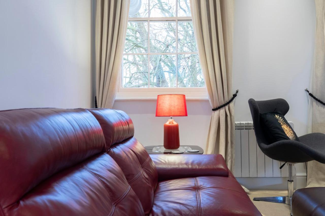 High Columns - Superb 2 Beds 2 Baths And Free Parking Apartment Cheltenham