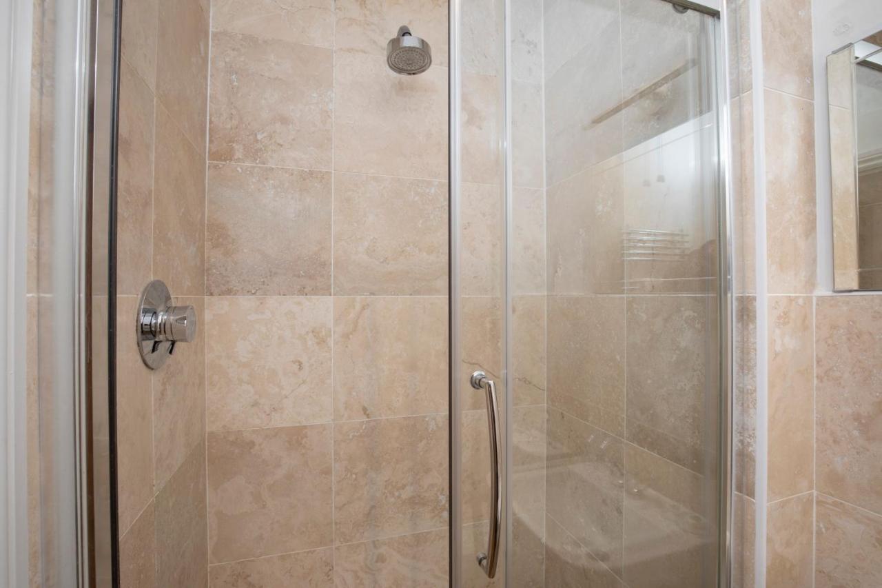 High Columns - Superb 2 Beds 2 Baths And Free Parking Apartment Cheltenham