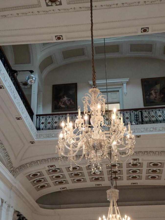 High Columns - Superb 2 Beds 2 Baths And Free Parking Apartment Cheltenham