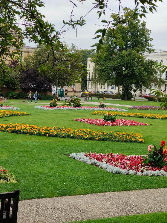 High Columns - Superb 2 Beds 2 Baths And Free Parking Apartment Cheltenham