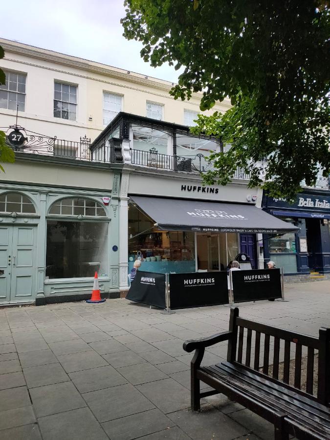 High Columns - Superb 2 Beds 2 Baths And Free Parking Apartment Cheltenham
