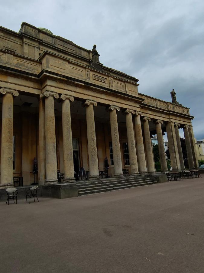 High Columns - Superb 2 Beds 2 Baths And Free Parking Cheltenham