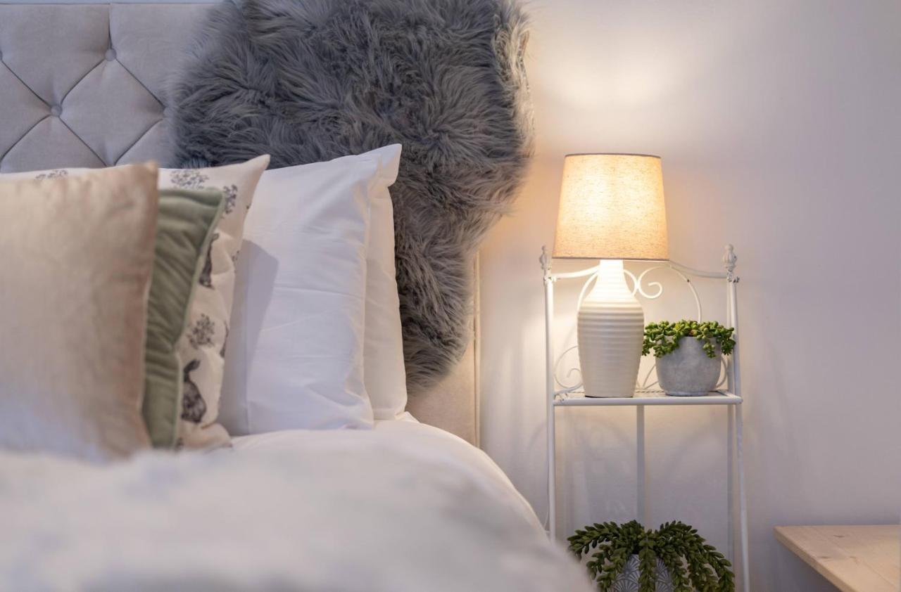 - With Patio And Sofa Bed! Apartment Cheltenham