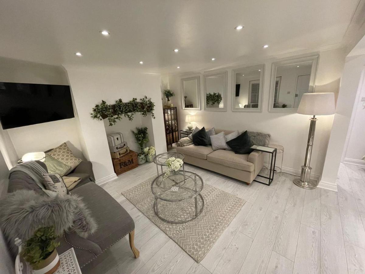 - With Patio And Sofa Bed! Apartment *