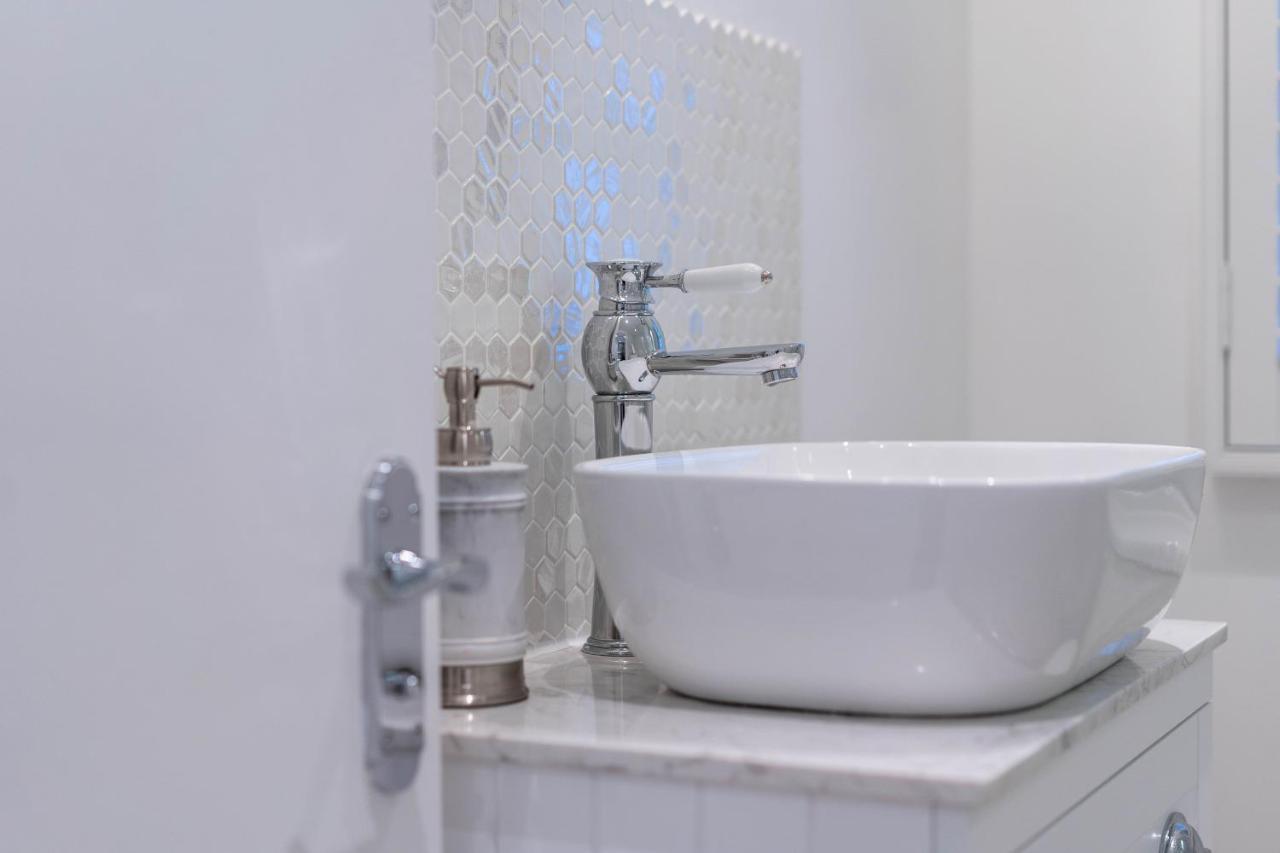 - With Patio And Sofa Bed! Apartment Cheltenham
