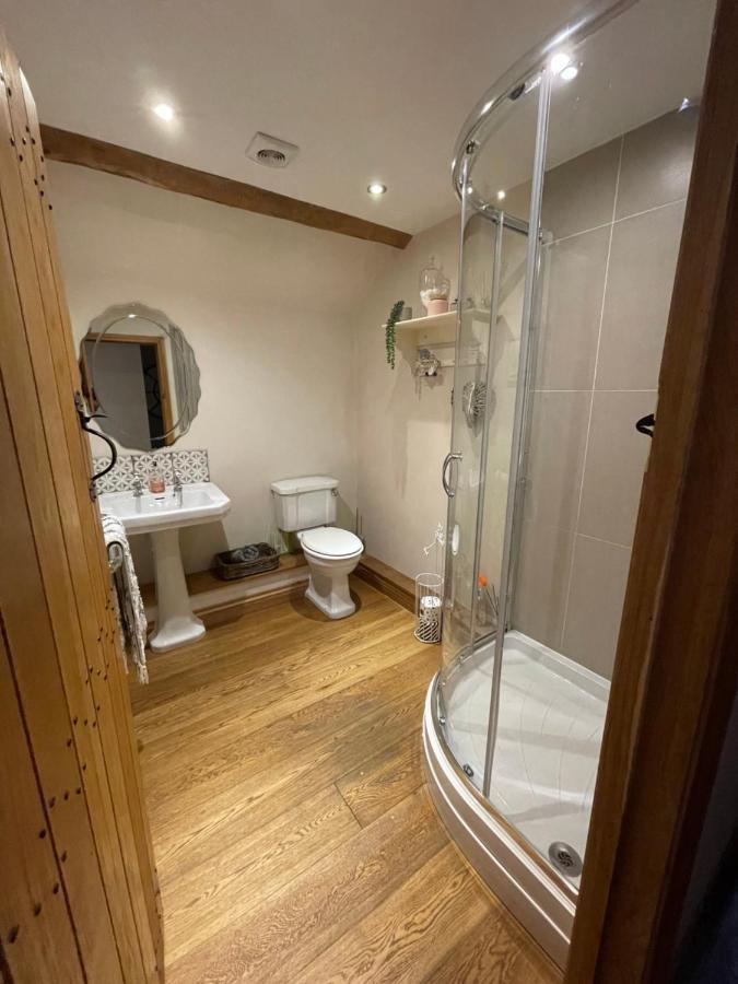 The Cider Barn - Spacious First Floor Set Within Barn Conversion Apartment