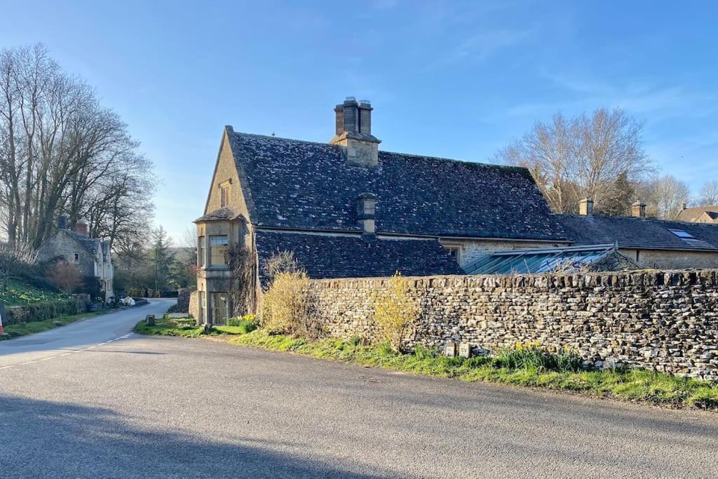 Holiday home Charming 2 Bedroom In Compton Abdale, *