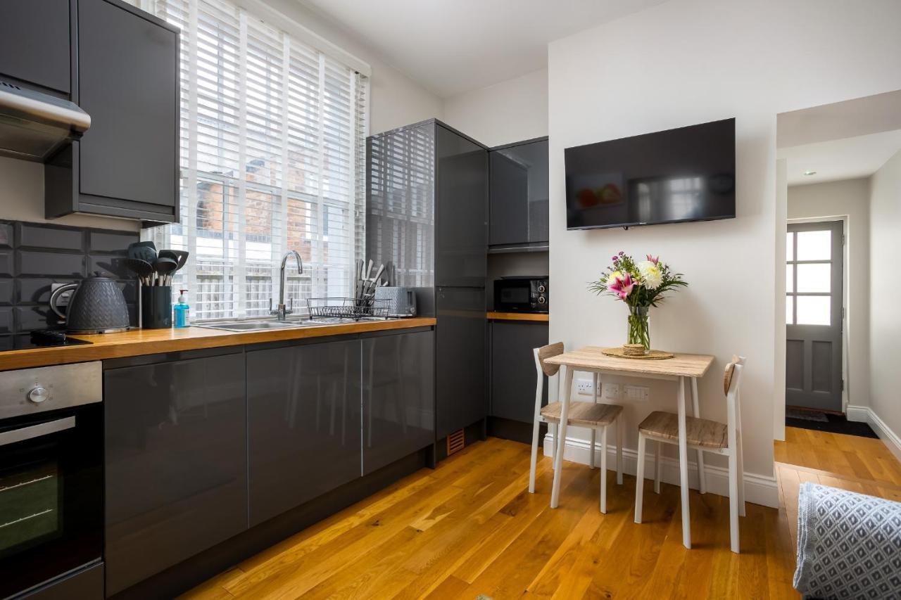 Apartment Contemporary Ground Floor - Town Centre With Parking!