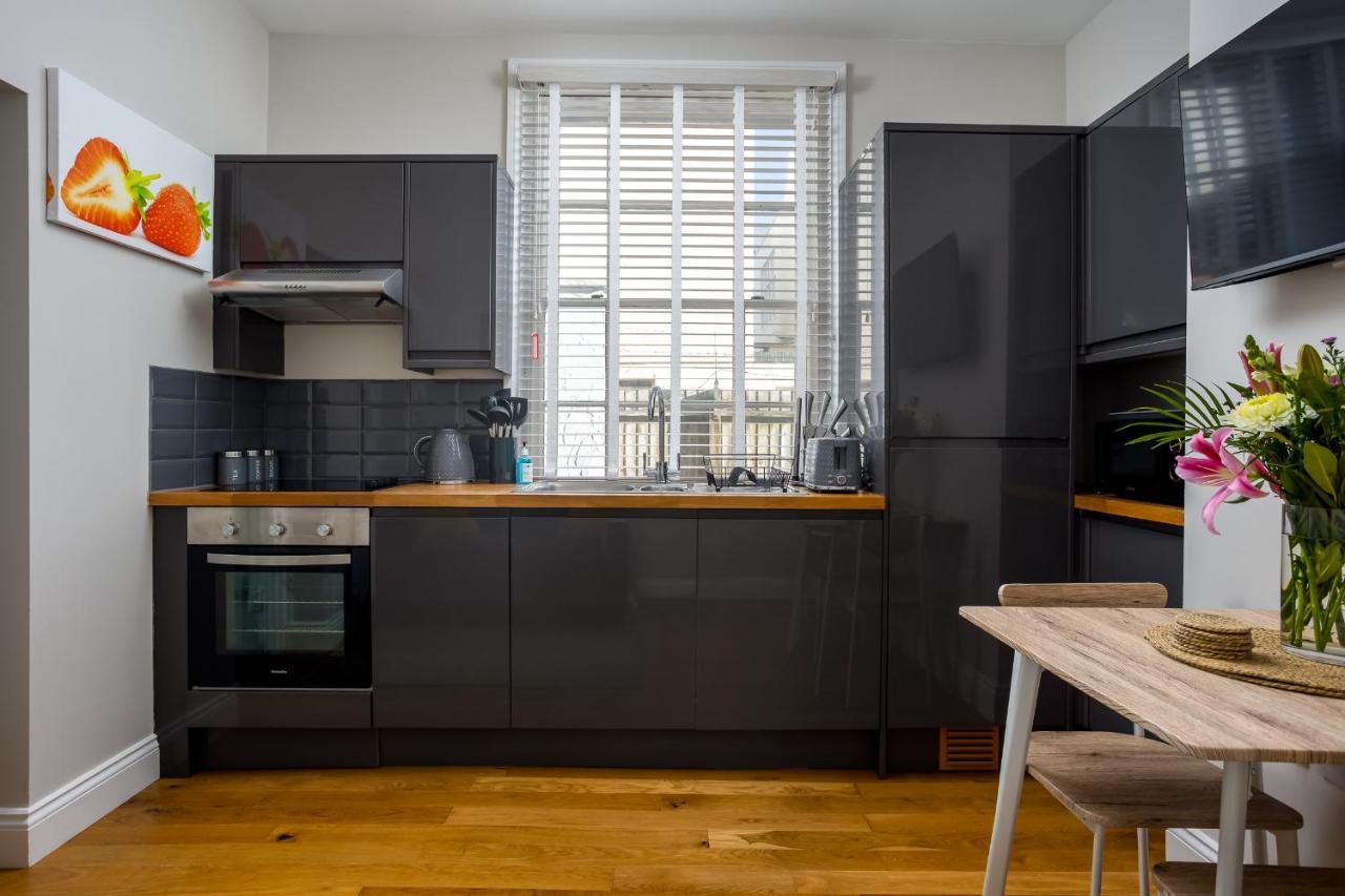 Contemporary Ground Floor - Town Centre With Parking! *