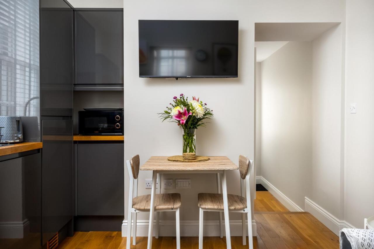 Contemporary Ground Floor - Town Centre With Parking! Cheltenham