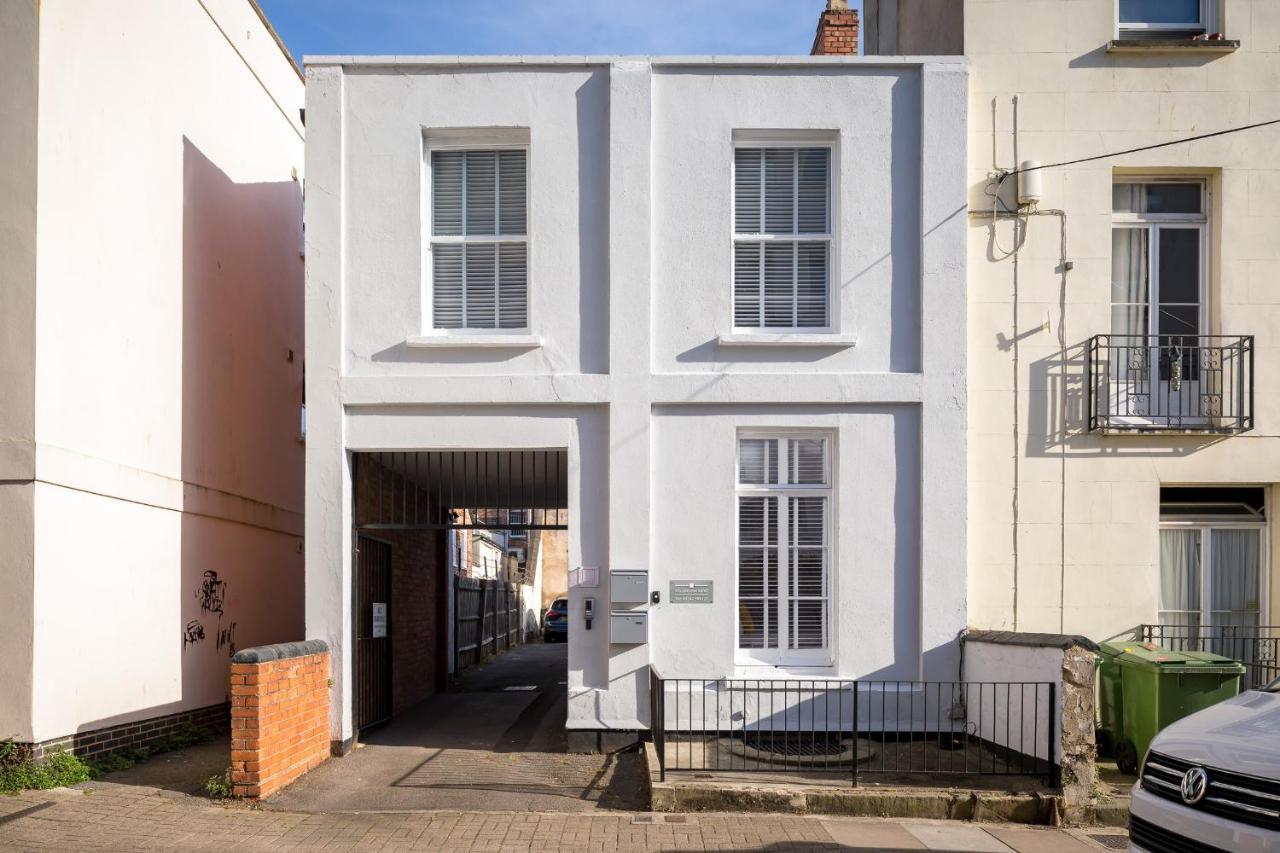 Contemporary Ground Floor - Town Centre With Parking! Apartment