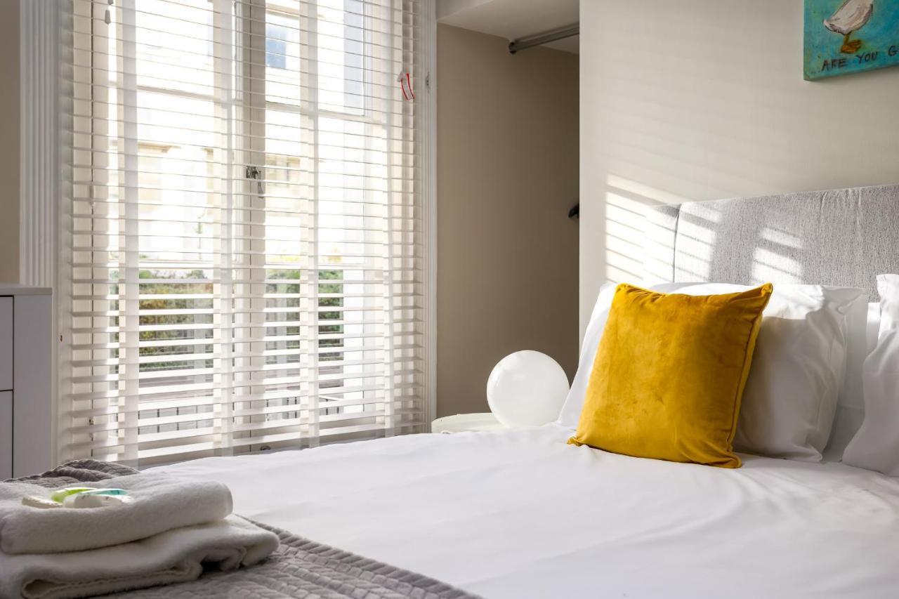 Contemporary Ground Floor - Town Centre With Parking!