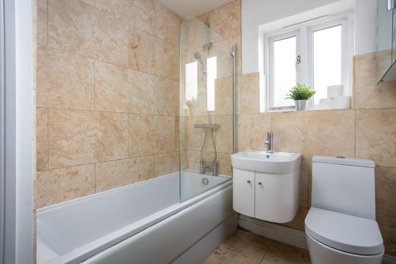 Apartment Contemporary Ground Floor - Town Centre With Parking!