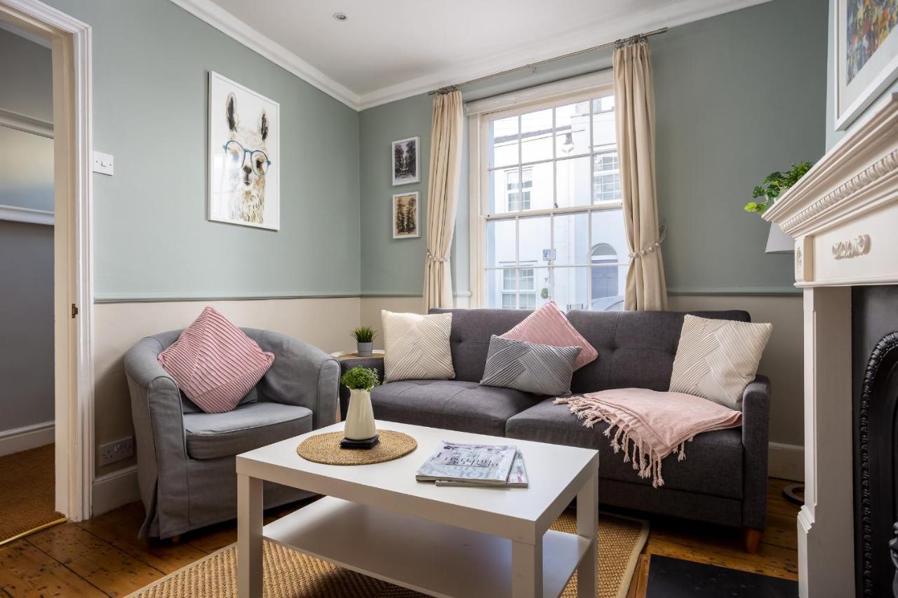 Curb - Sandford Street - Town Centre Chic Holiday home *