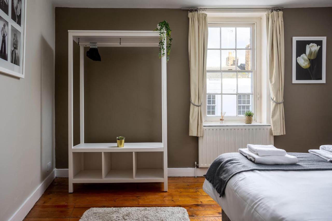 Curb - Sandford Street - Town Centre Chic Holiday home
