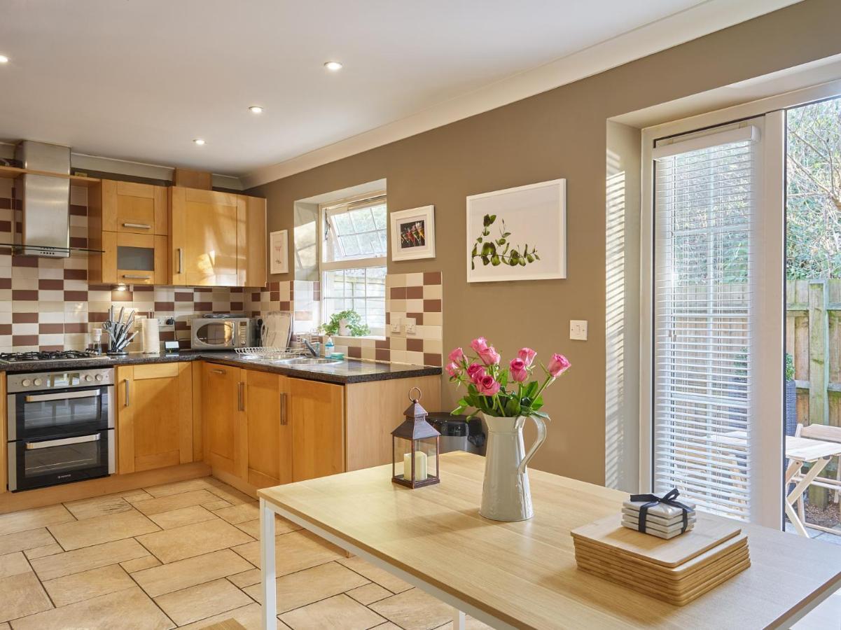 Curb - Gorgeous 3 Bedroom House Close To Town Centre Holiday home *