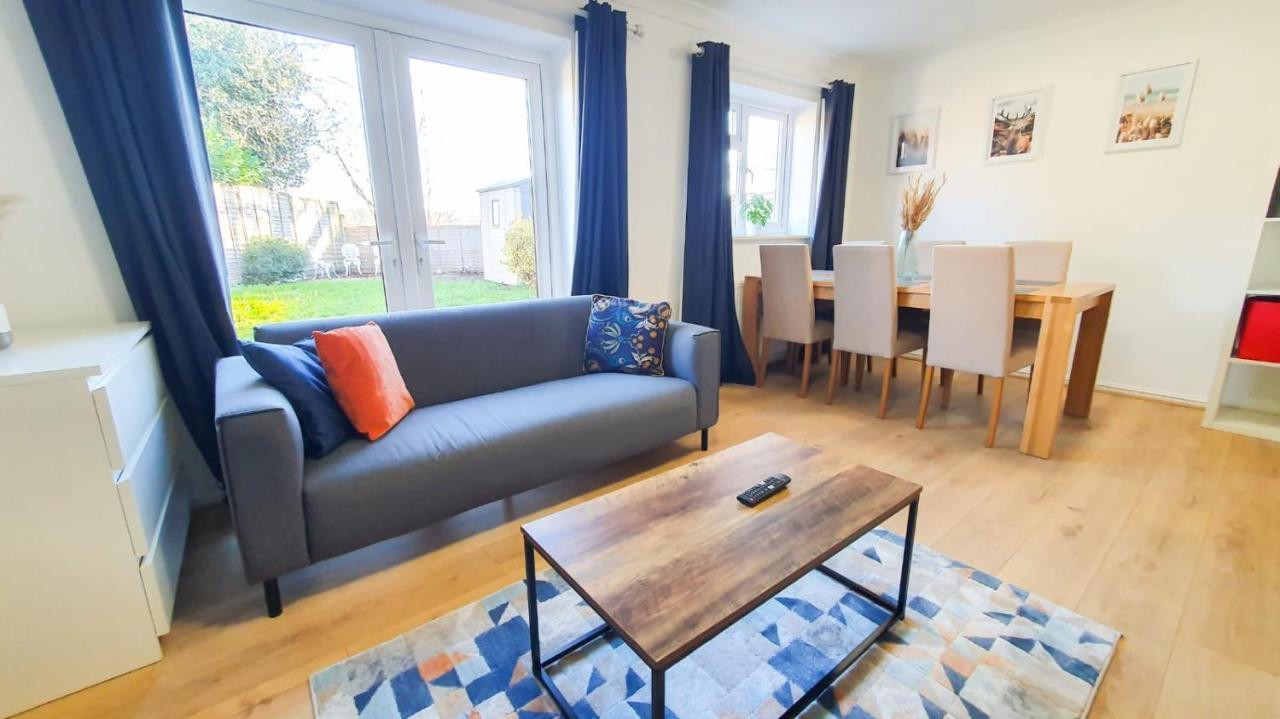 Cheerful 4-bedroom In With Free Parking On Premises Holiday home *