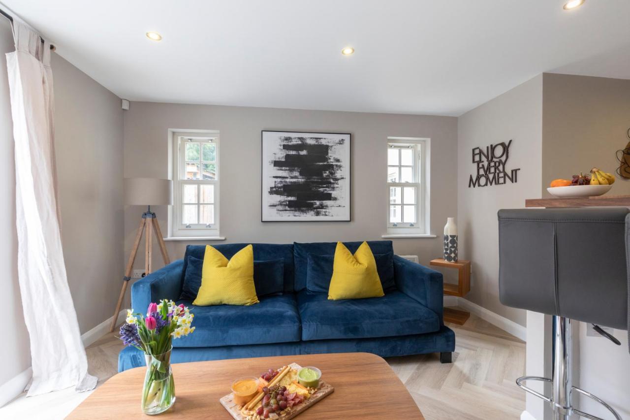 Elliot Oliver - 2 Bedroom Garden With Parking Apartment